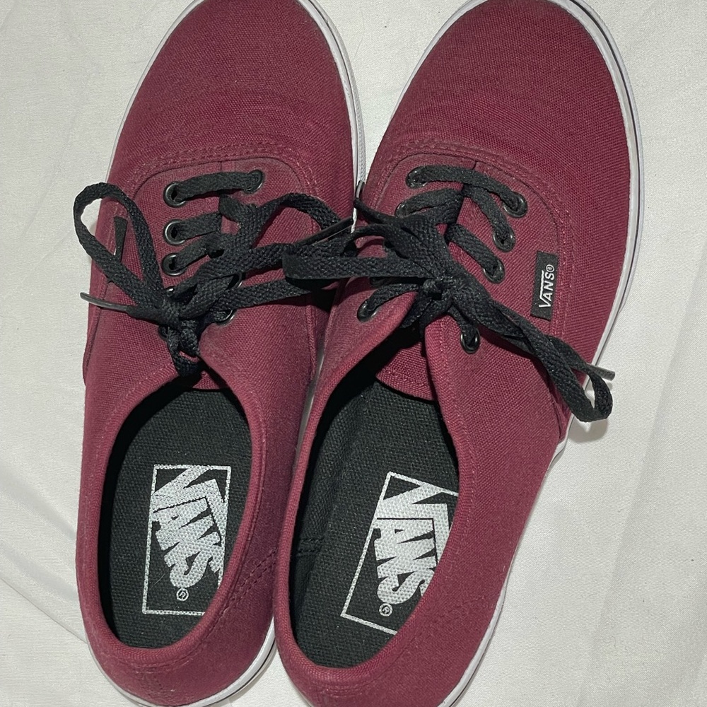 Burgundy Authentic Lo Pro Vans
Men’s size 4
Women’s 5.5